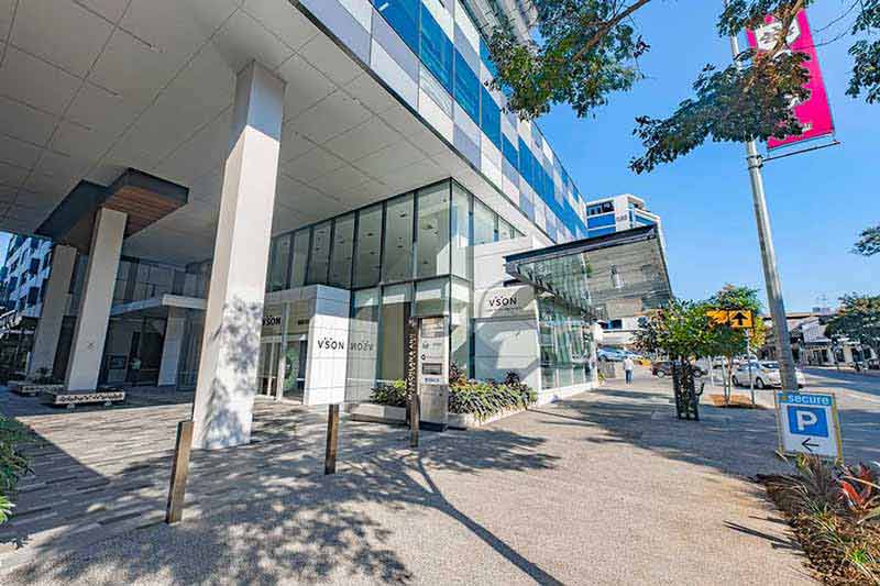 Street view of VSON laser eye surgery clinic in Brisbane with white and blue exterior